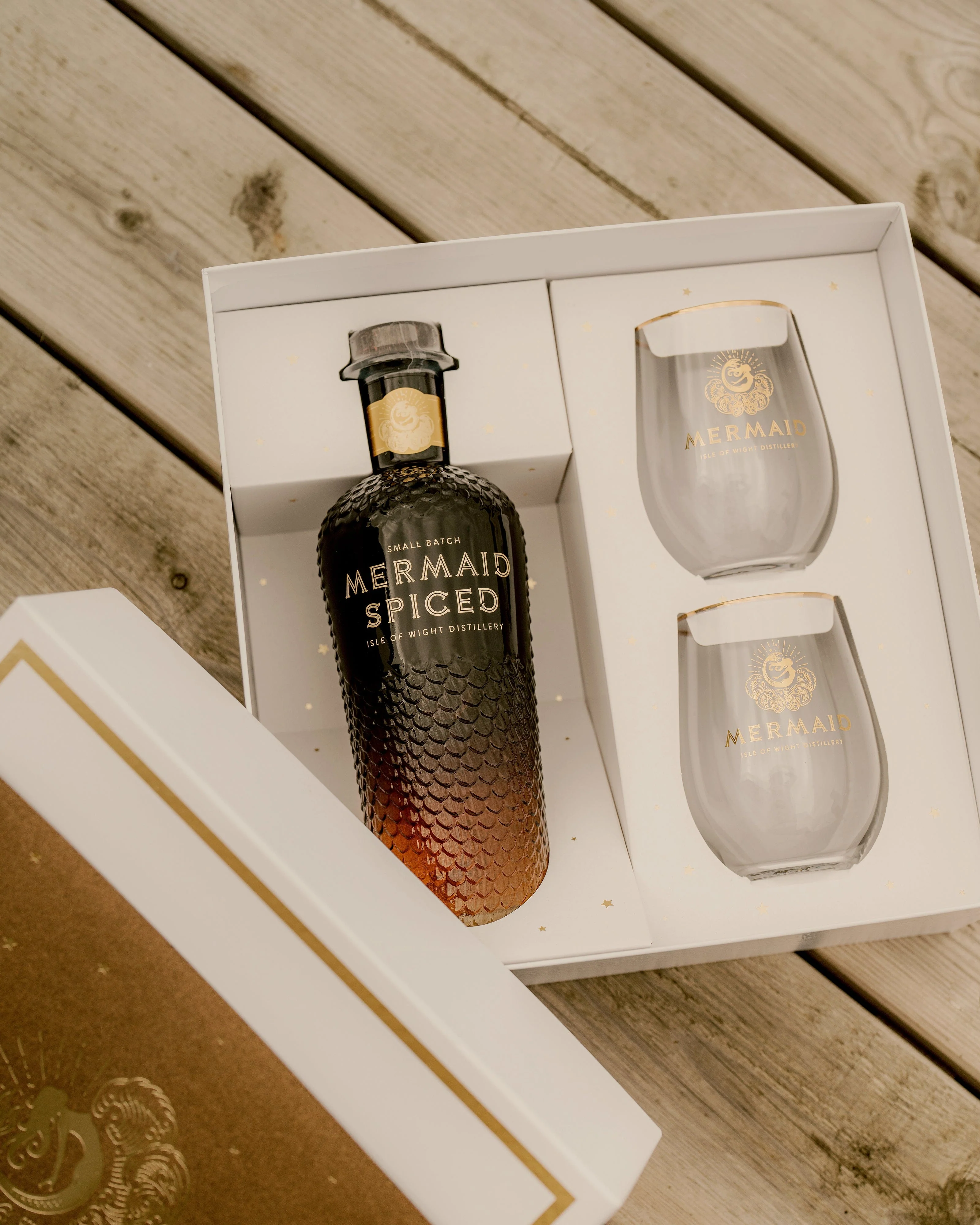 Mermaid Spiced Rum Gift Set With Glasses 70cl - Image 3