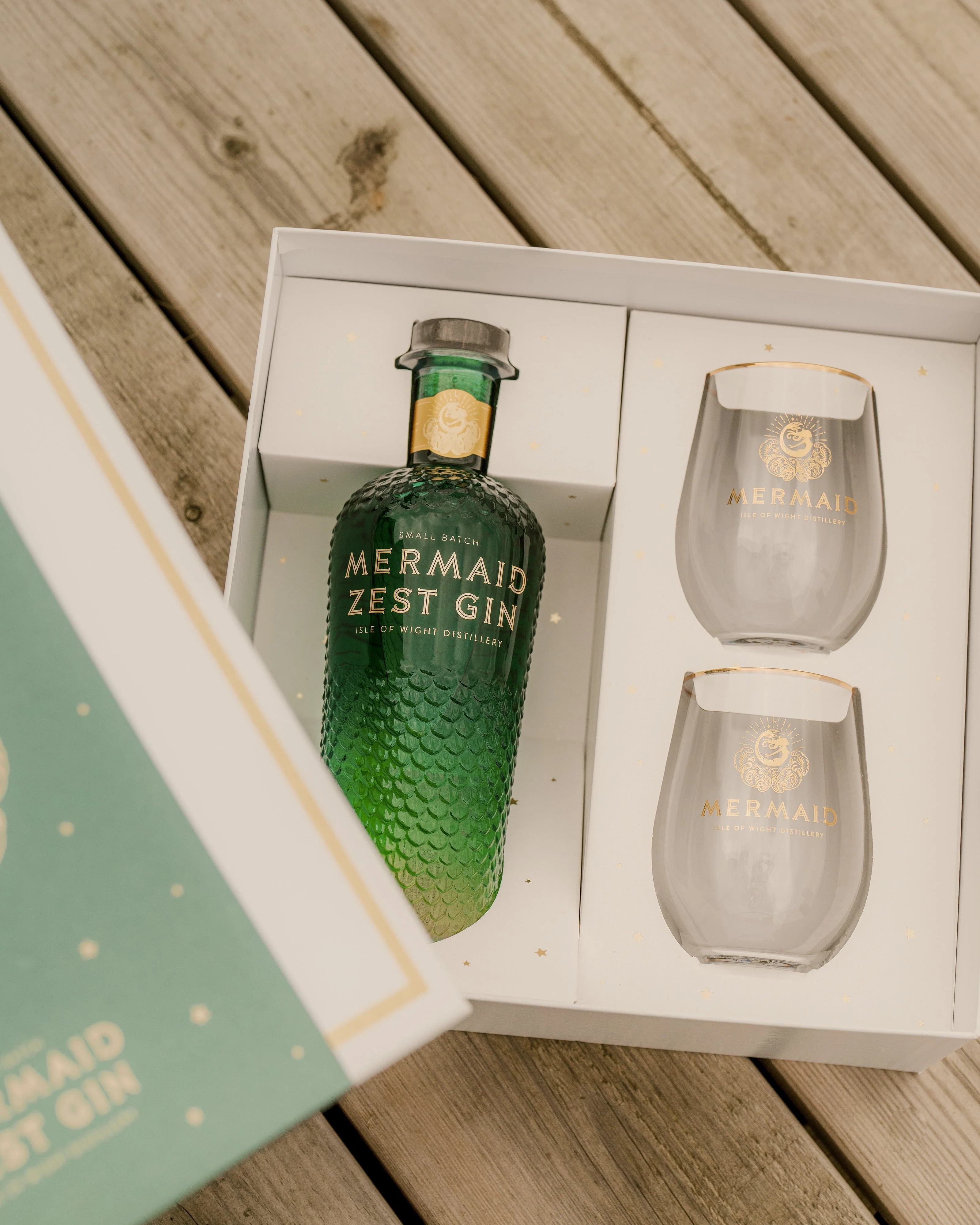 Mermaid Zest Gin Gift Set With Glasses 70cl - Image 3